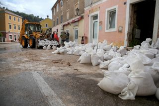 Obrovac: Poplava se polako povlači, stanovnici spašavaju stvari iz domova