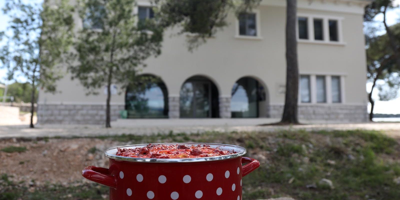 Šibenik: Na lokaciji snimanja filma “Kako je počeo rat na mom otoku” osvanula je instalacija “Pašta šuta”