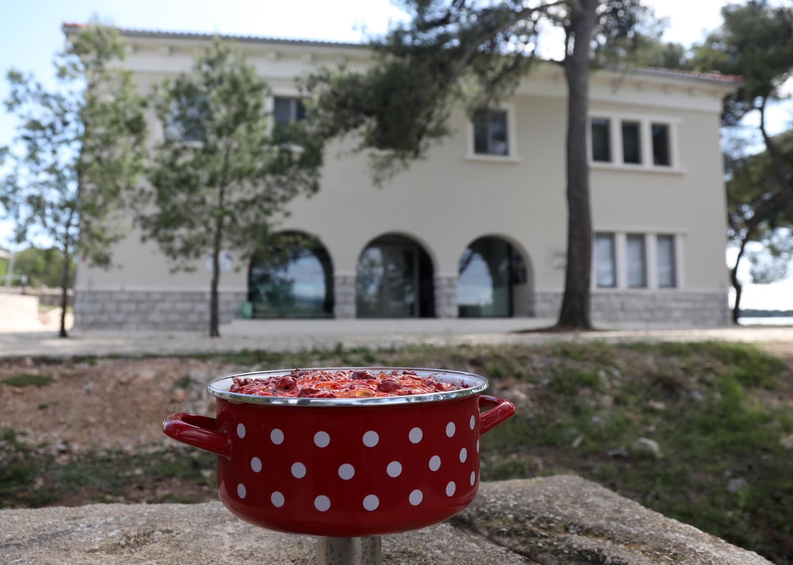 Šibenik: Na lokaciji snimanja filma “Kako je počeo rat na mom otoku” osvanula je instalacija “Pašta šuta”
