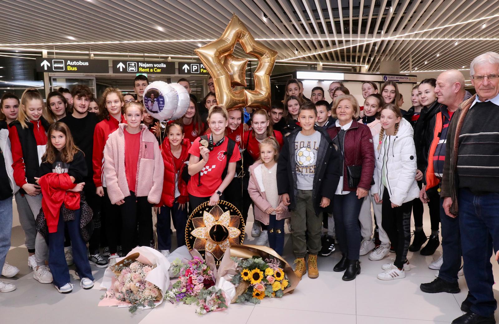 Split: U zračnoj luci održan doček Lene Stojković, prvakinje svijeta u taekwondou