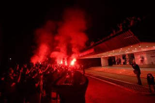 Split: Paljenjem baklji navijači pozdravili igrače Hajduka nakon osvojenog nogometnog Kupa
