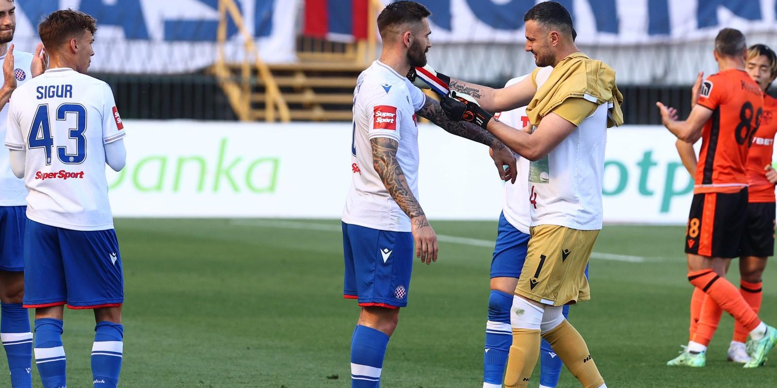 Split: Danijel Subašić u suzama se oprostio od nogometa, Torcida mu poslala poruku