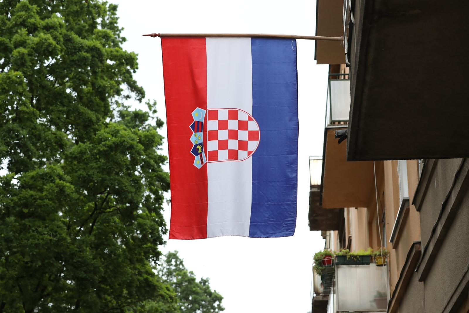 Zagreb: Zastave Republike Hrvatske izvješene po zgradama povodom Dana državnosti