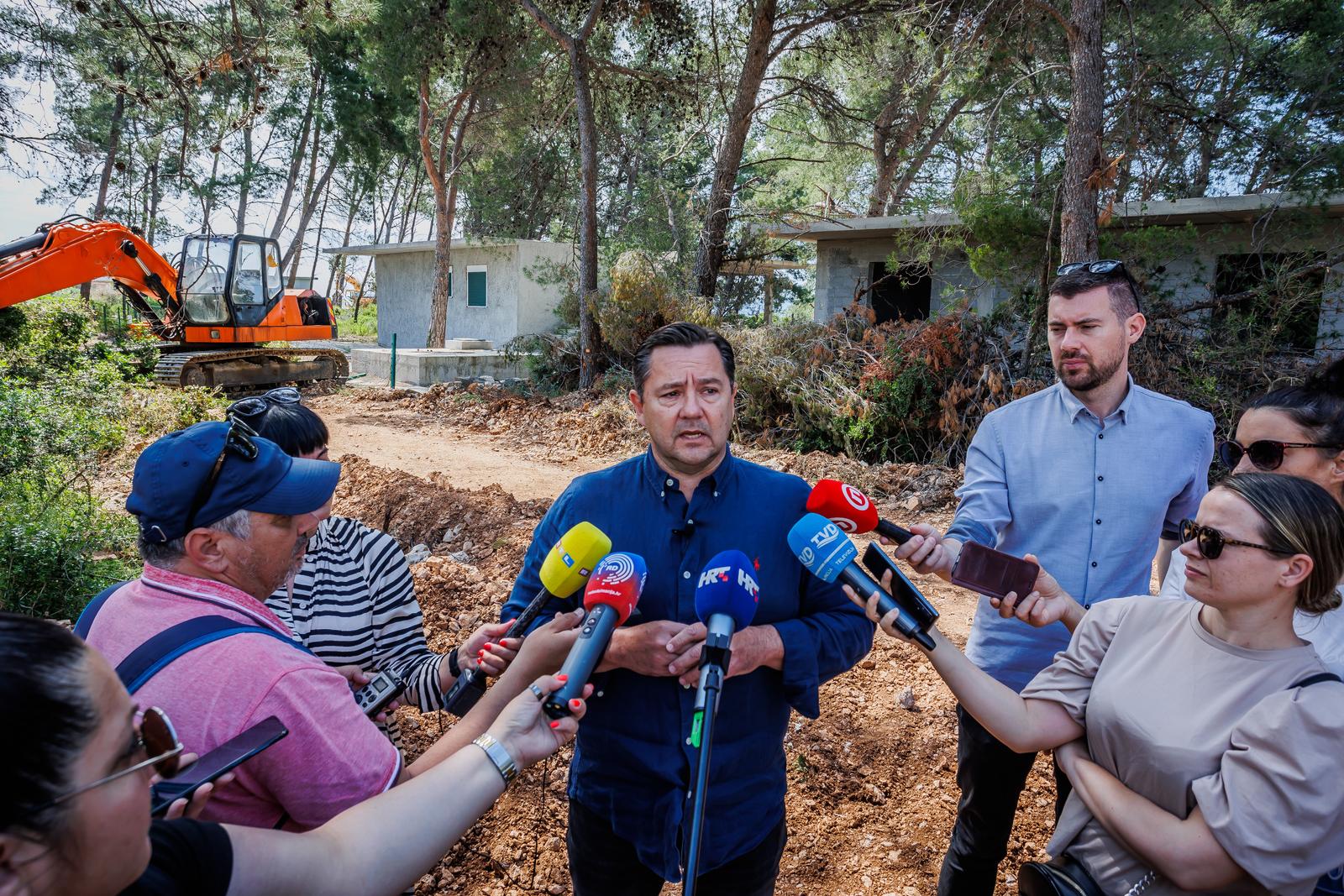 Čiovo: Andrija Mikulić obratio se medijima povodom rušenja bespravno sagrađenih objekata