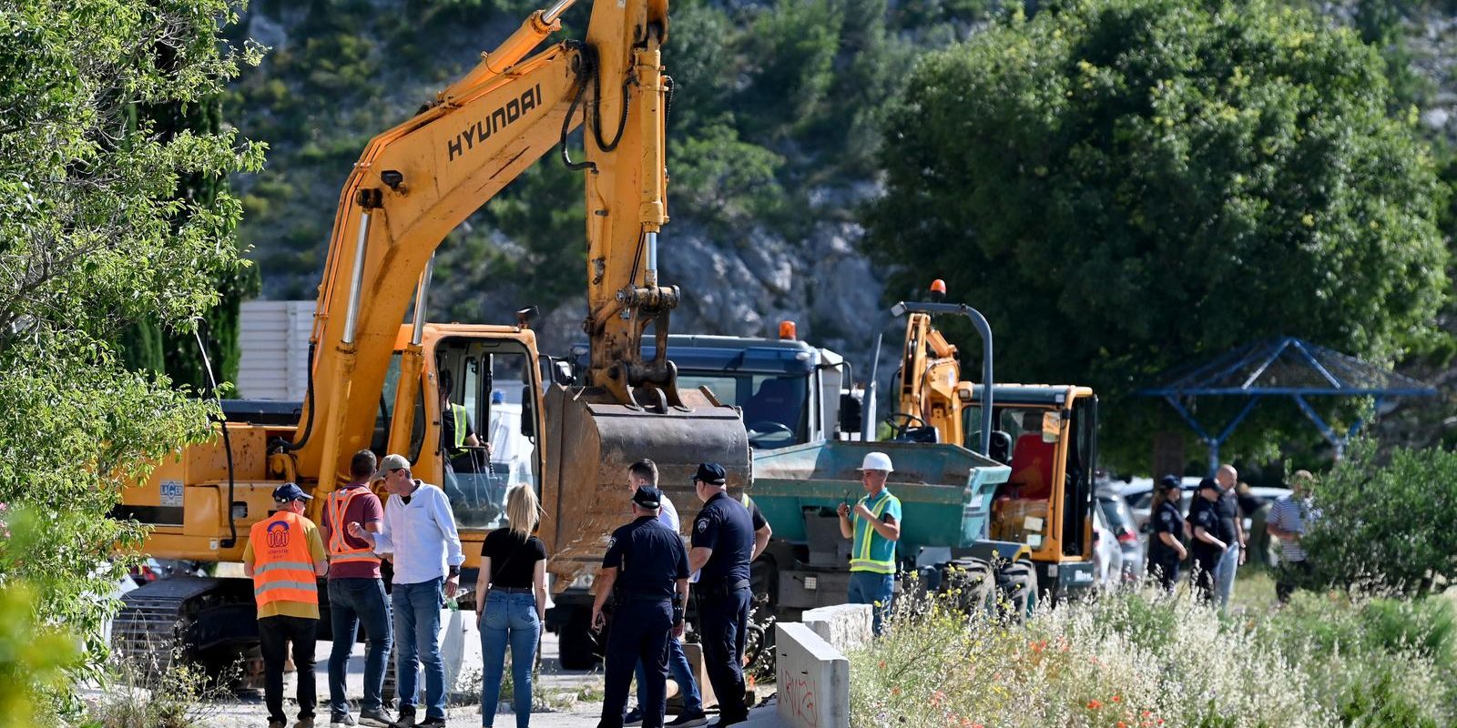 Započelo rušenje sedam bespravno sagrađenih objekata u uvali Vruja kod Brela