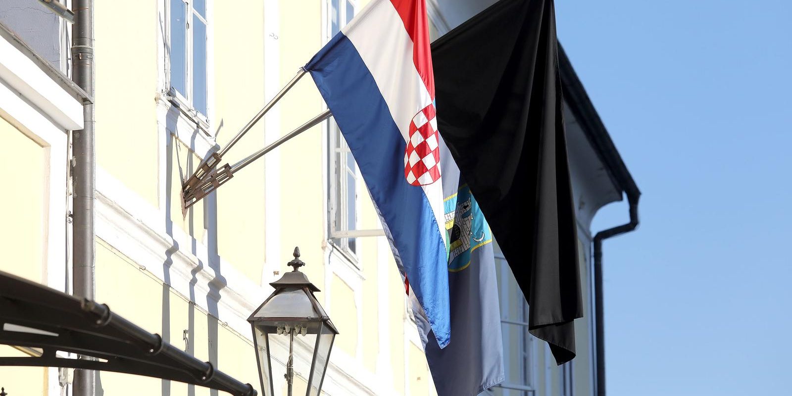 U Zagrebu je danas Dan žalosti, zastave su na pola koplja