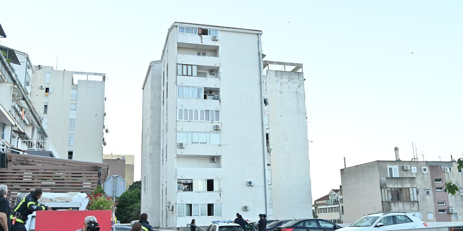 Drama u centru Makarske, muškarac prijetio da će skočiti sa zgrade, policija ga  uhitila