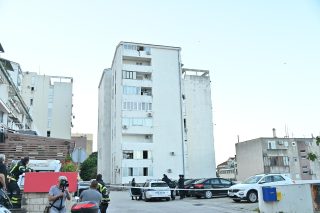 Drama u centru Makarske, muškarac prijetio da će skočiti sa zgrade, policija ga  uhitila