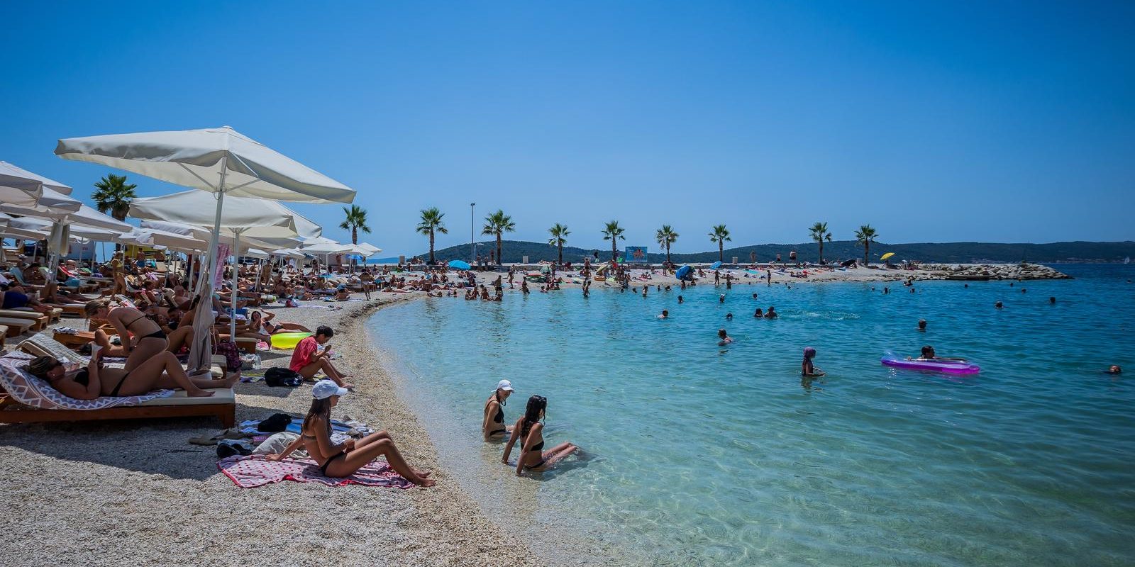 Gužva na splitskoj plaži Kasjuni podno Marjana