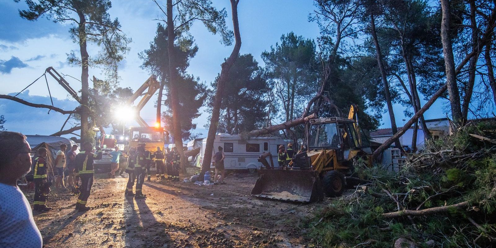 Novigrad: Vjetar u autokampu Sirena iščupao na desetine stabla