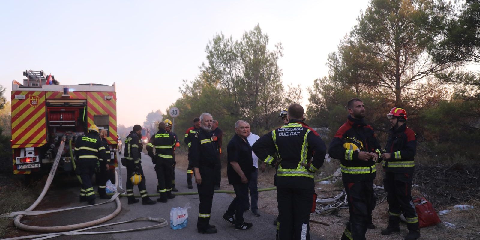 Župan Boban i Ante Sanader u obilasku požarišta na Čiovu