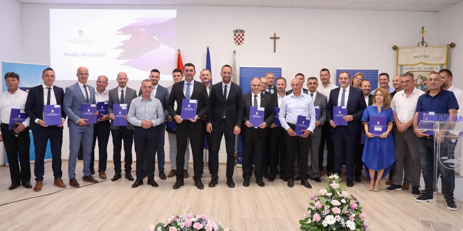 Imotski: Ministar Erlić uručio ugovore korisnicima s područja Dalmatinske zagore
