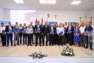 Imotski: Ministar Erlić uručio ugovore korisnicima s područja Dalmatinske zagore