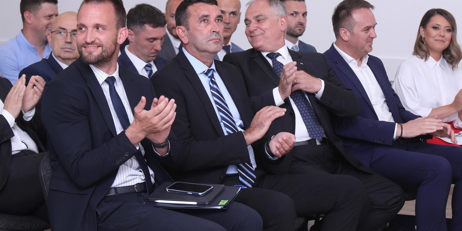 Imotski: Ministar Erlić uručio ugovore korisnicima s područja Dalmatinske zagore
