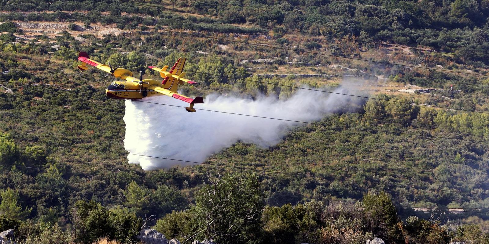 Kaštela: Dva kanadera i jedan Air Tractor uspješno lokalizirali požar koji je buknuo u blizini kuća