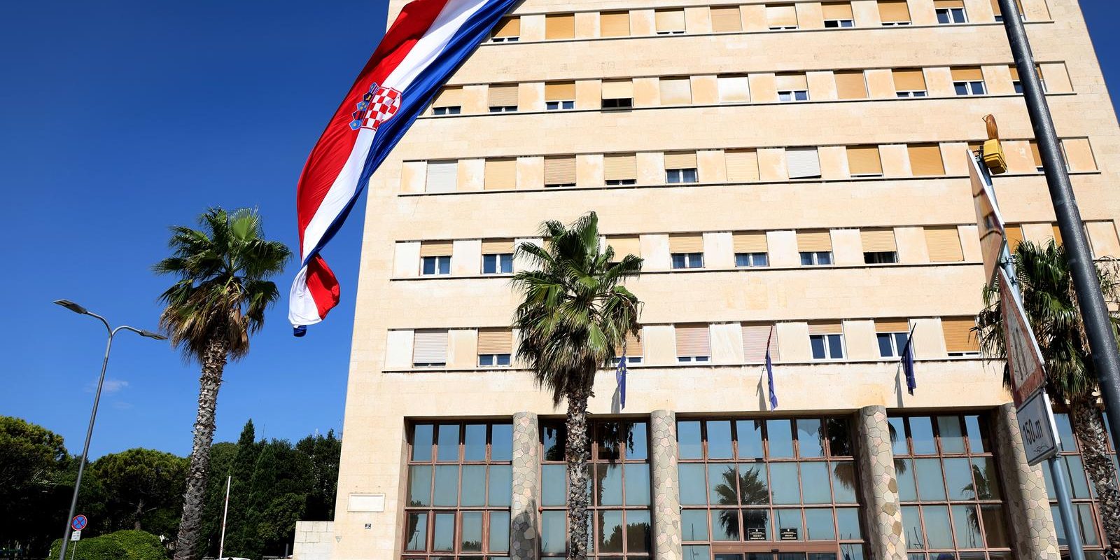 Split: Program obilježavanja Dana pobjede i domovinske zahvalnosti počeo je spuštanjem 22-metarske zastave sa zgrade Gradske uprave