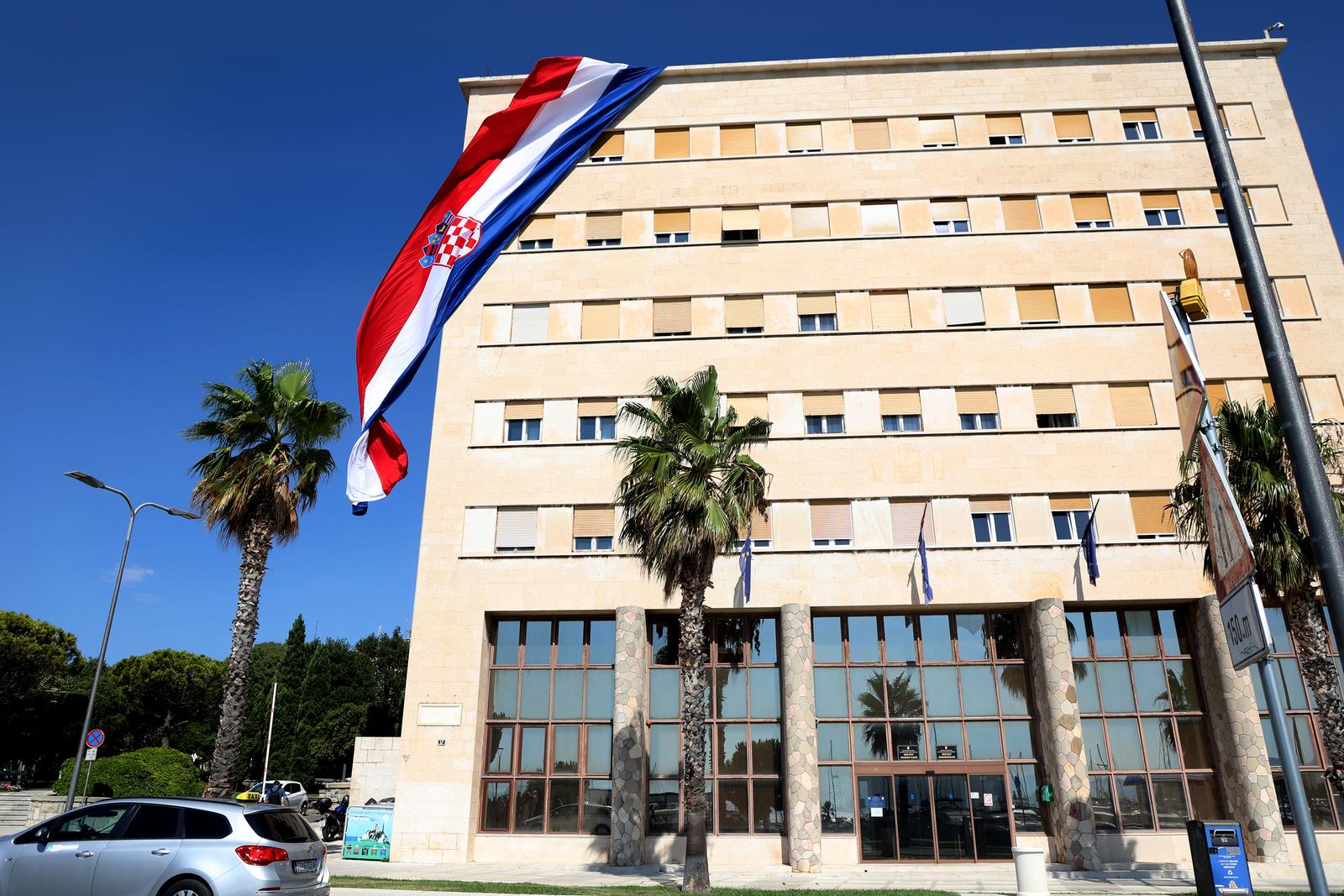 Split: Program obilježavanja Dana pobjede i domovinske zahvalnosti počeo je spuštanjem 22-metarske zastave sa zgrade Gradske uprave