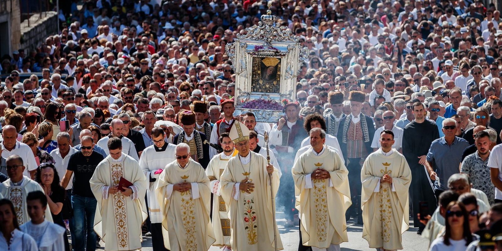 Sinj: Procesija i misa povodom blagdana Velike Gospe koju je predvodio Želimir Puljić