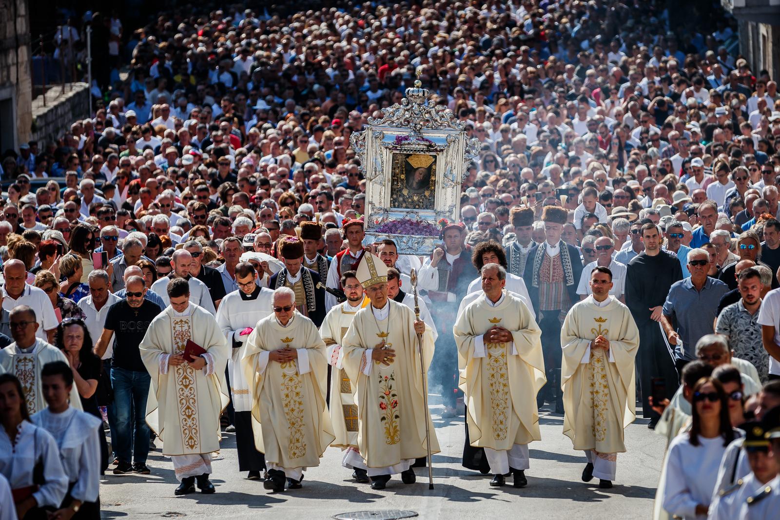 Sinj: Procesija i misa povodom blagdana Velike Gospe koju je predvodio Želimir Puljić