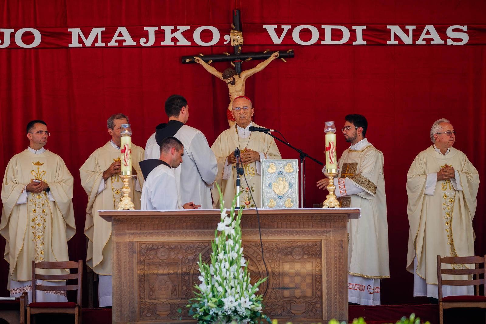 Sinj: Procesija i misa povodom blagdana Velike Gospe koju je predvodio Želimir Puljić
