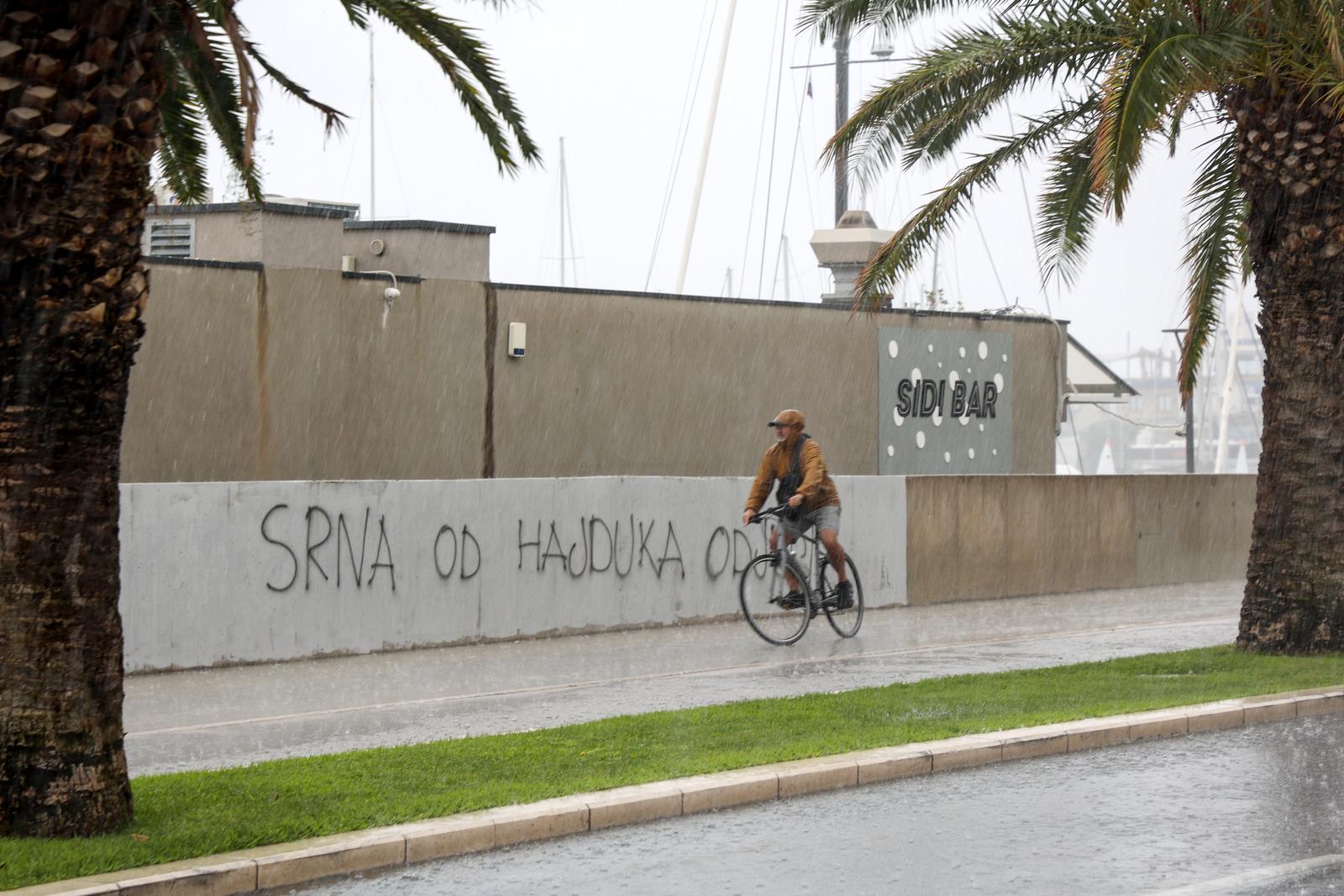 Uvredljive poruke upućene Dariju Srni ispisane po Splitu