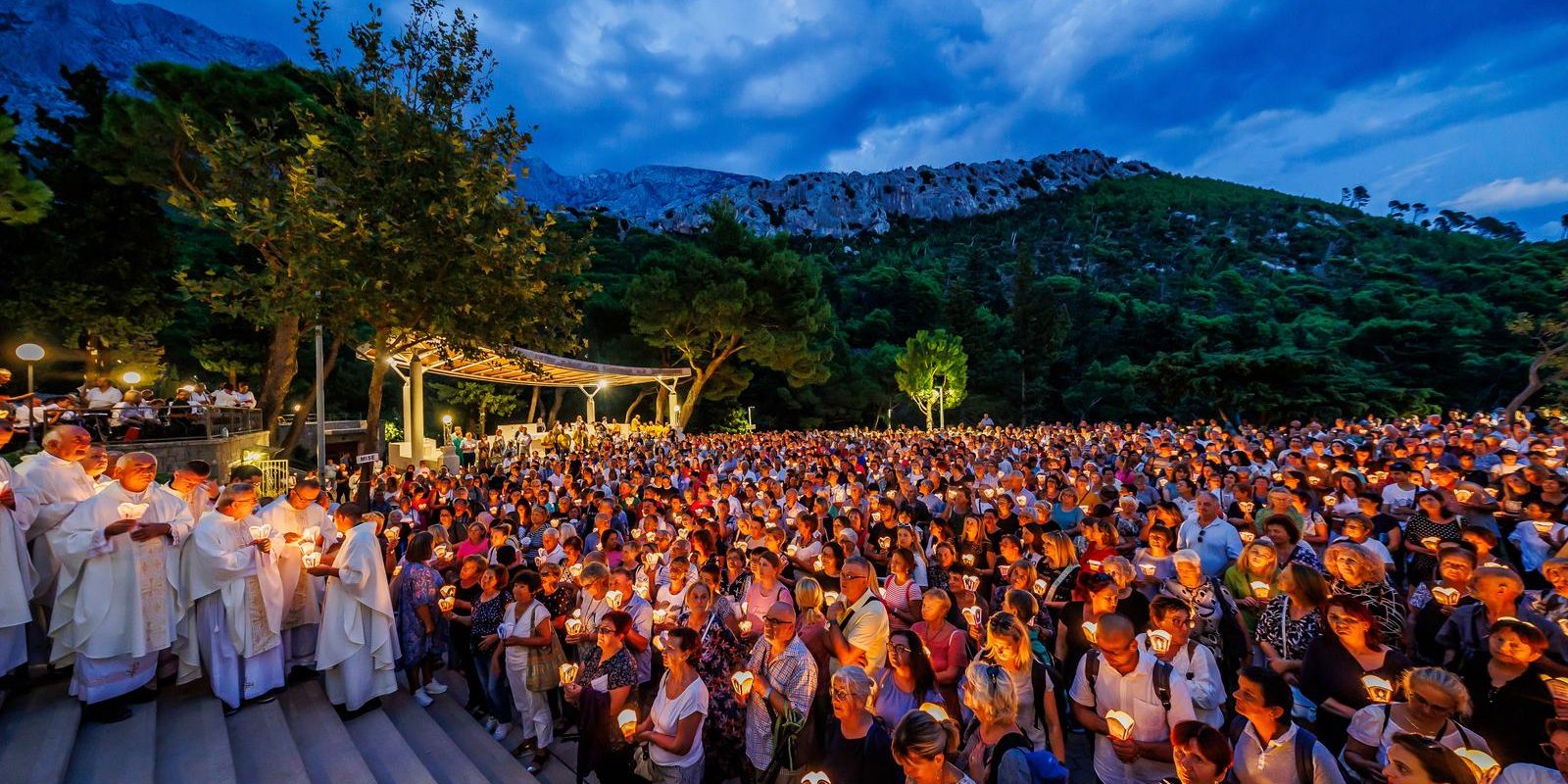 Makarska: Procesija sa svijećama kroz cijelo svetište Gospe Lurdske