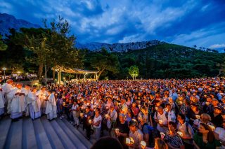 Makarska: Procesija sa svijećama kroz cijelo svetište Gospe Lurdske