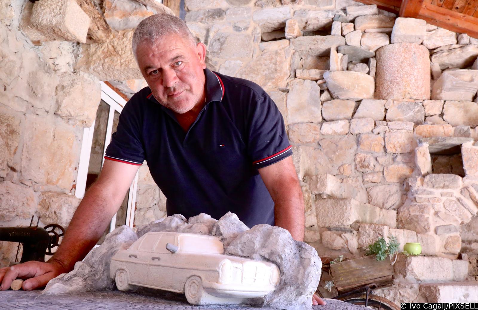 Imotski: Imoćani u kamenu klešu mercedes