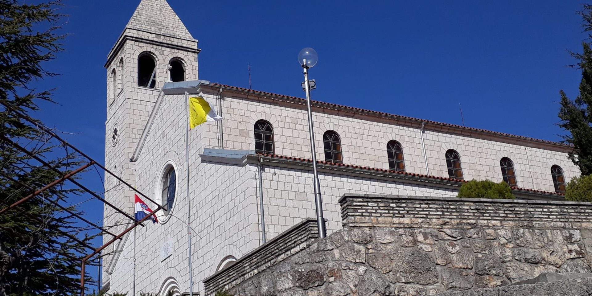 Crkva Svetog Duha Lovreć