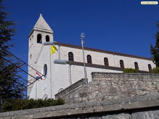 Crkva Svetog Duha Lovreć