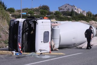 Split: Prevrnula se miješalica za beton kod priključka na brzu cestu Solin – Klis