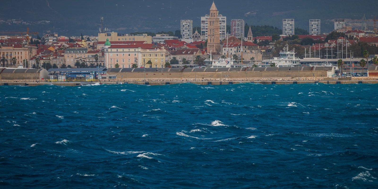 Split: Trajekt Hrvat na liniji Split Supetar vozi kroz olujno jugo prema Supetru