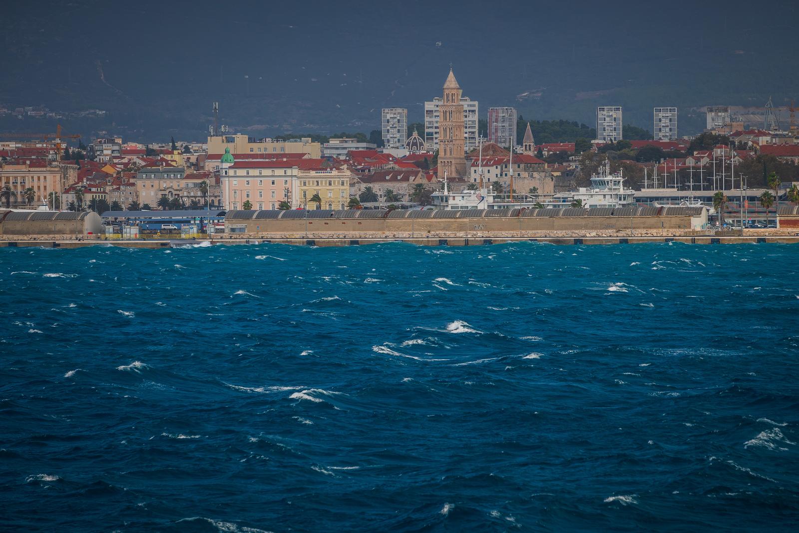 Split: Trajekt Hrvat na liniji Split Supetar vozi kroz olujno jugo prema Supetru