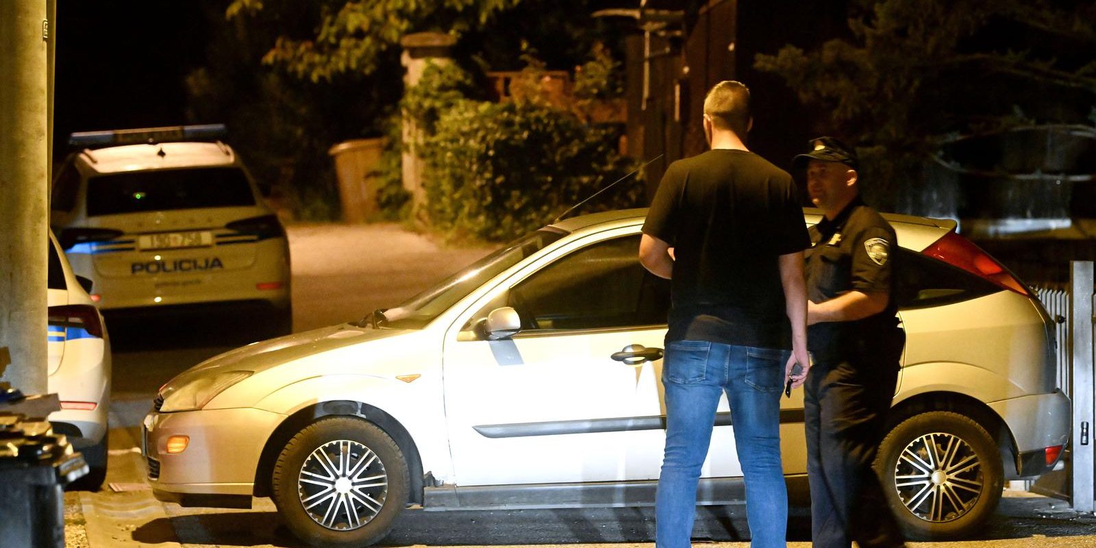 Zagreb: Muškarac prijetio da će skočiti s krova kuće pa pucao prema policiji