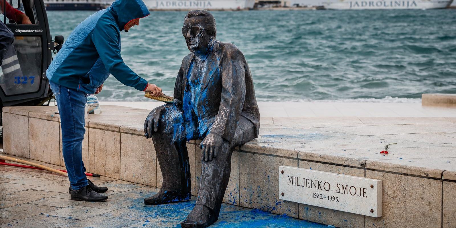 Split: Vandali bojom zalili spomenik Miljenku Smoji