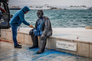 Split: Vandali bojom zalili spomenik Miljenku Smoji