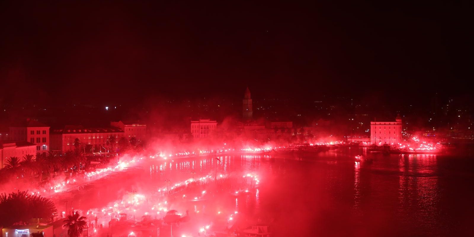 Split: Torcida spektakularnom bakljadom na Rivi obilježila 100 tisuća članova Hajduka