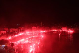 Split: Torcida spektakularnom bakljadom na Rivi obilježila 100 tisuća članova Hajduka