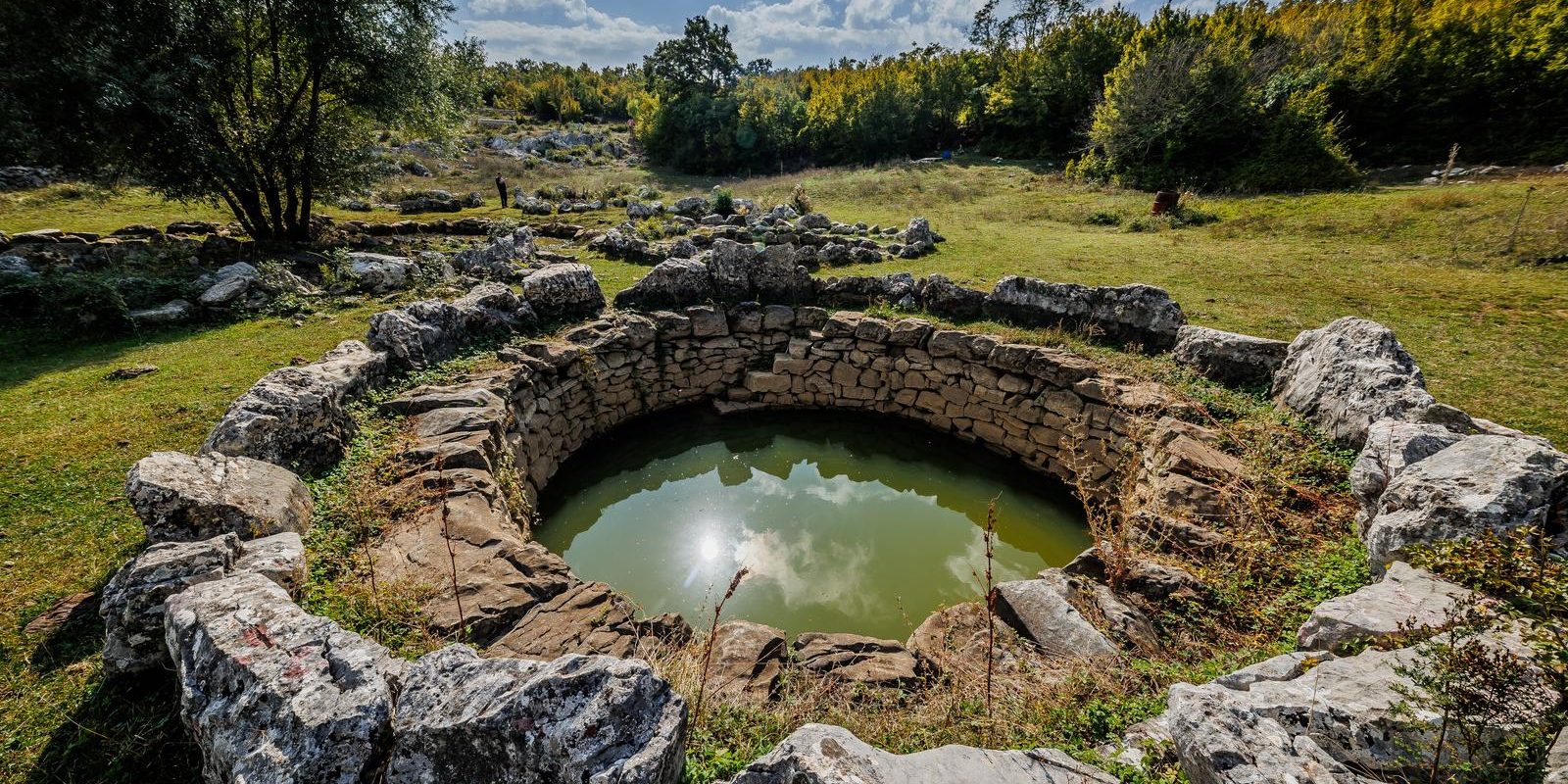 Malo ljudi zna za ove misteriozne bunare u Dalmatinskoj zagori, legenda kaže da nikad nisu presušili