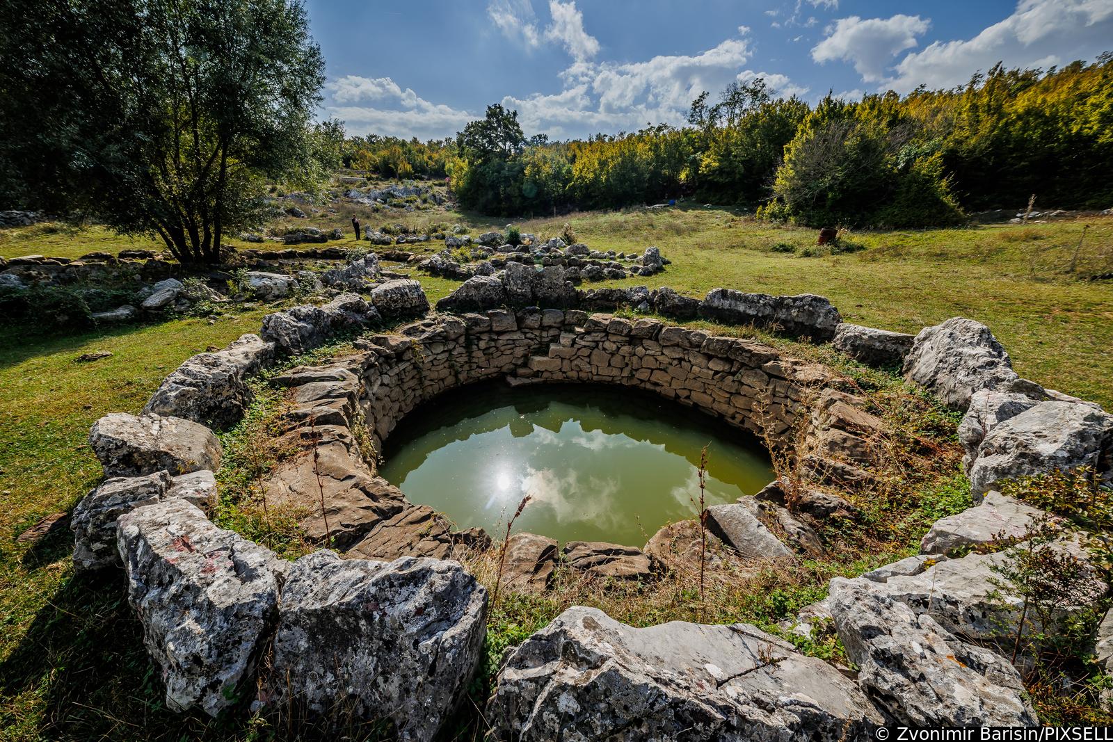 Malo ljudi zna za ove misteriozne bunare u Dalmatinskoj zagori, legenda kaže da nikad nisu presušili