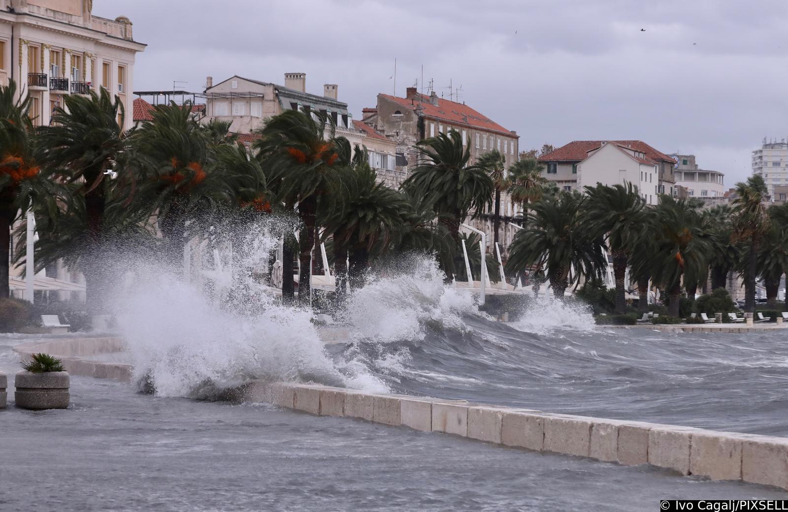 03.11.2023.,Split-Uzavrelo more u splitskoj luci. Photo: Ivo Cagalj/PIXSELL