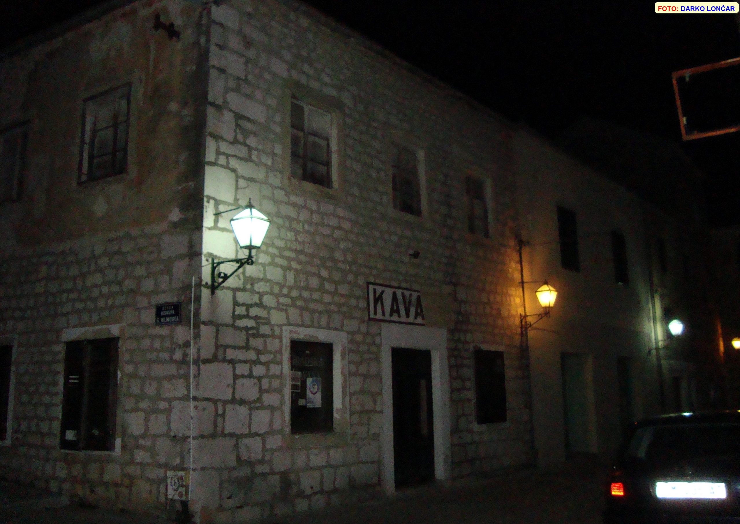 Imotski noćni prizor stara kavana – 021 portal