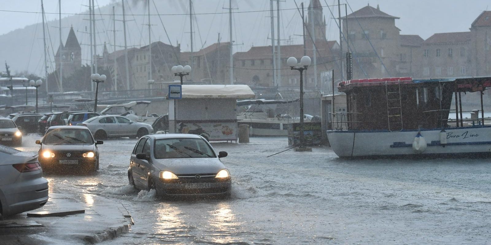Zbog obilne kiše i juga poplavljene su prometnice Trogira i Čiova