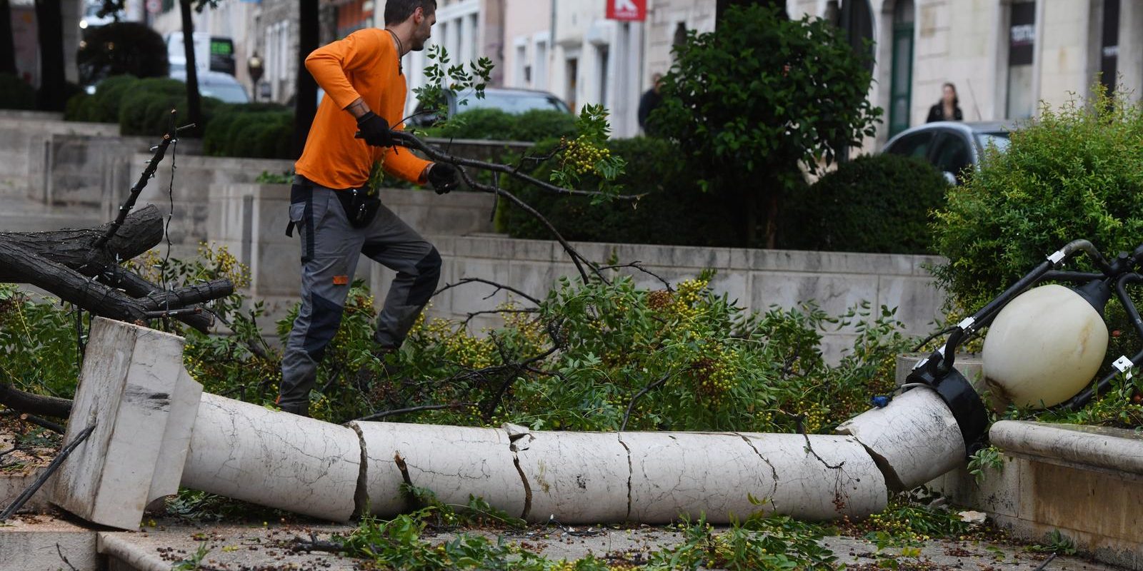 �ibenik: Olujno jugo sru�ilo stablo na betonski stup rasvjete koji se u potpunosti raspao