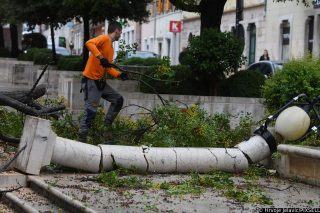 ibenik: Olujno jugo sruilo stablo na betonski stup rasvjete koji se u potpunosti raspao