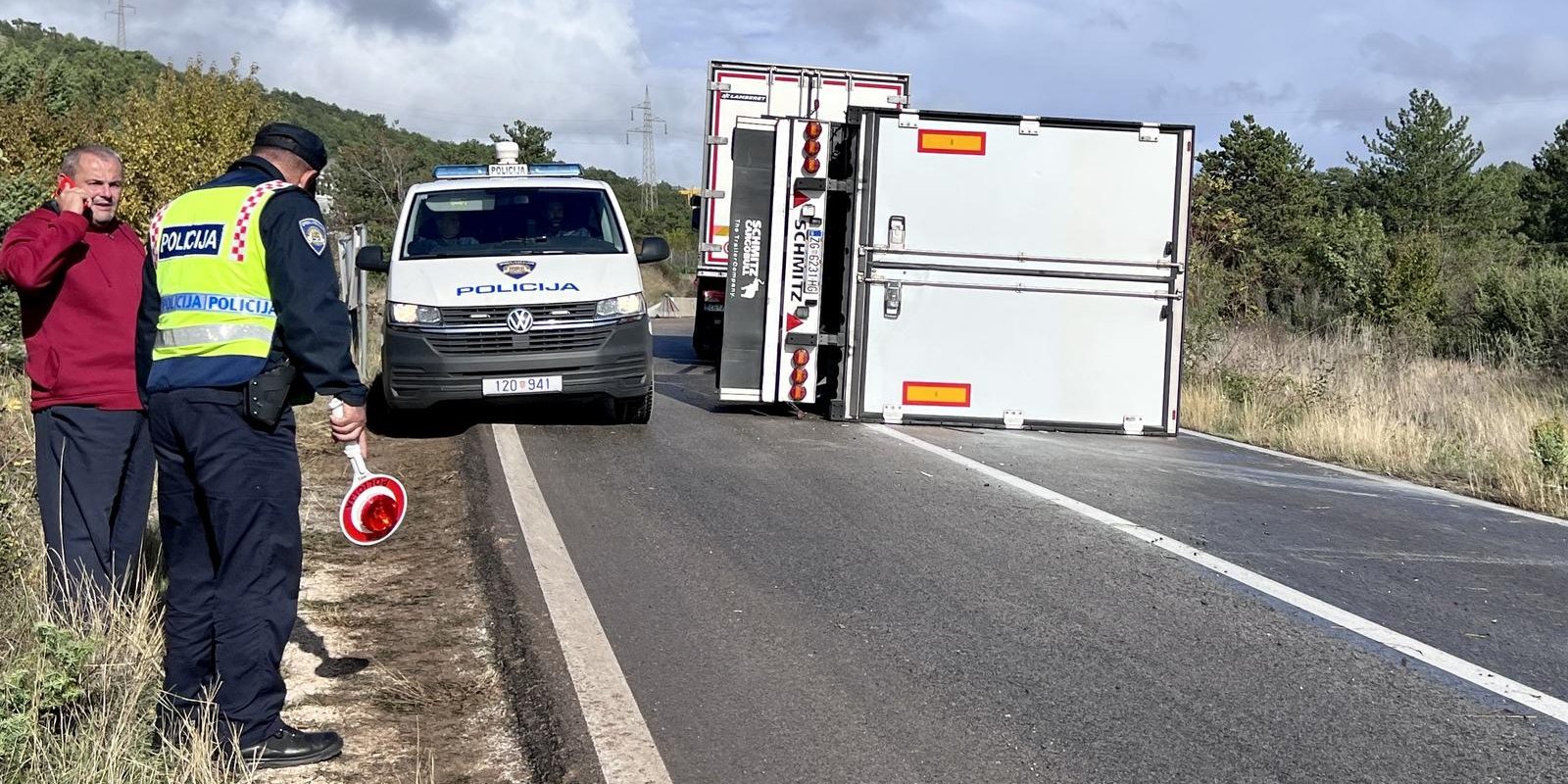 Muć: Udar vjetra prevrnuo prikolicu na kamionu