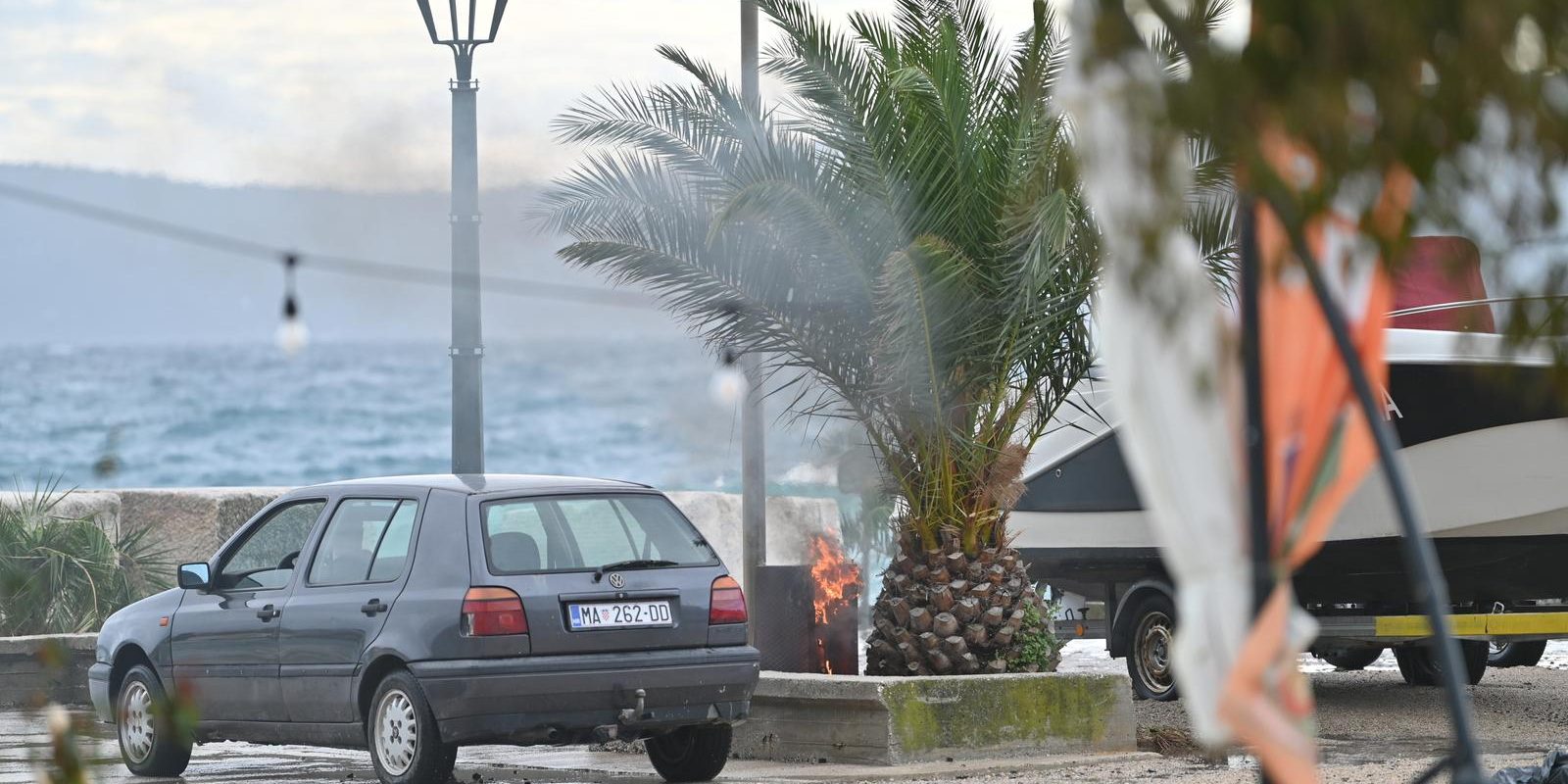 Podgora: Izljevanjem mora došlo je do kratkog spoja i zapaljenja u kutiji elektricne energije