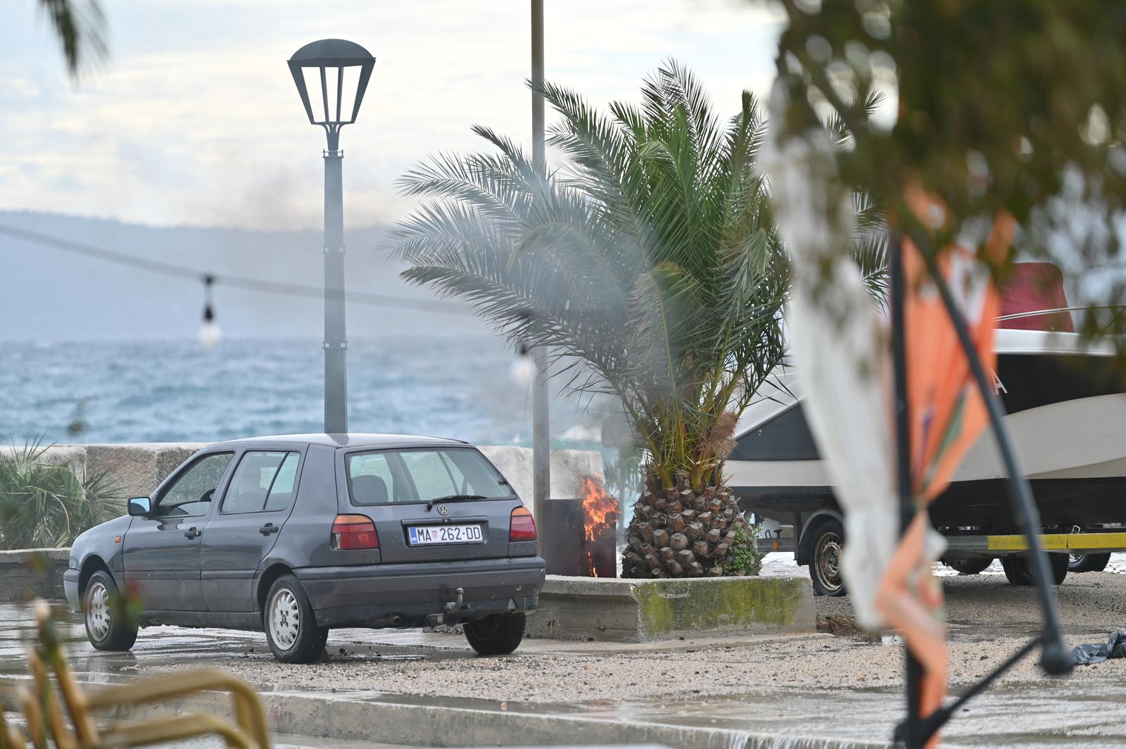 Podgora: Izljevanjem mora došlo je do kratkog spoja i zapaljenja u kutiji elektricne energije