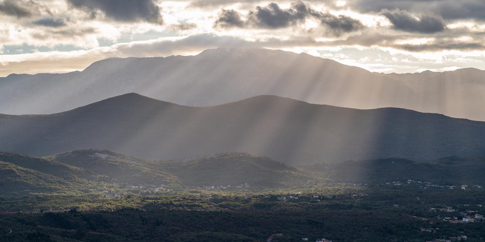 Pogled iz Imotskog na Modro jezero i Biokovo