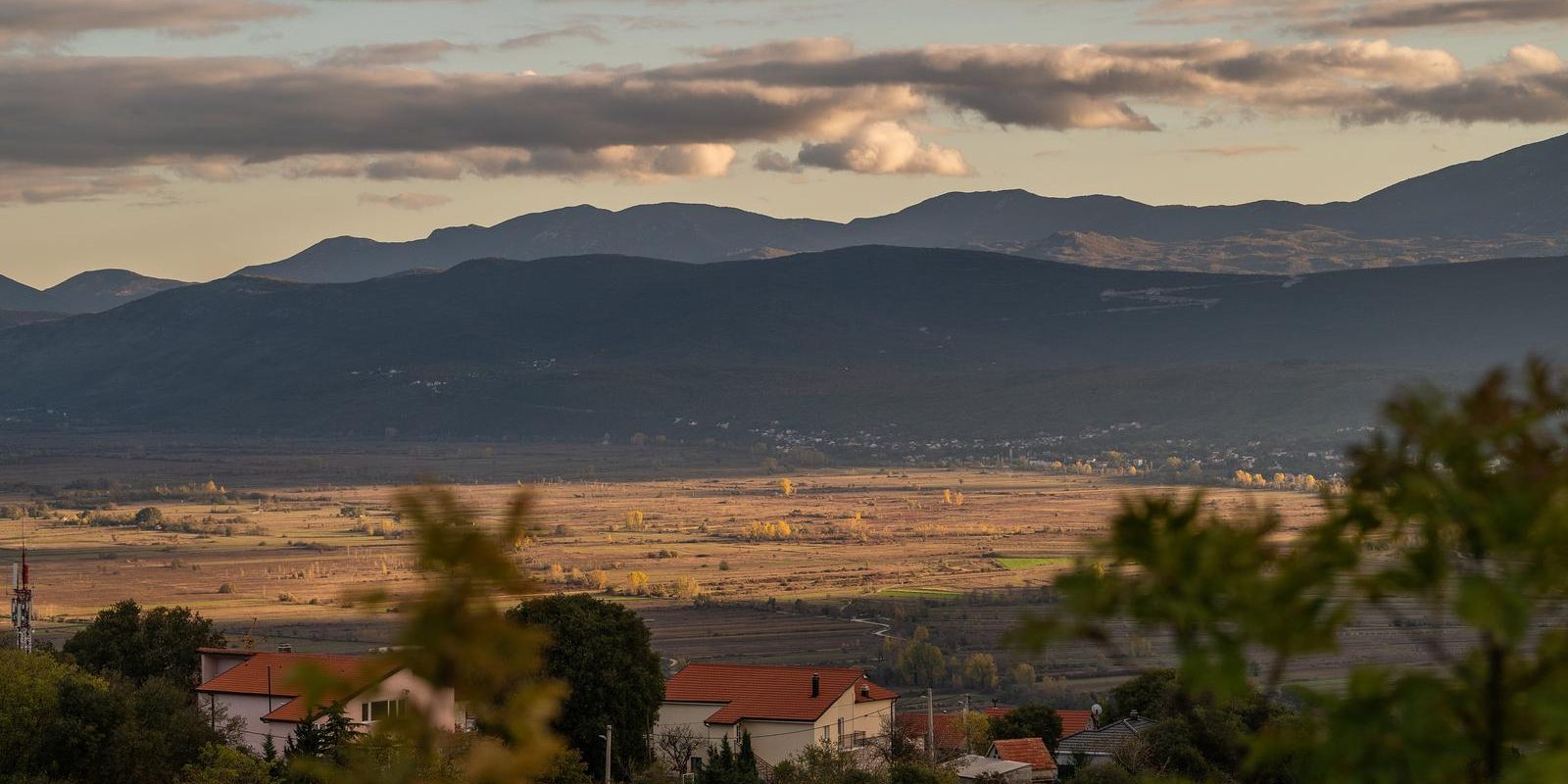 Pogled iz Imotskog na Modro jezero i Biokovo